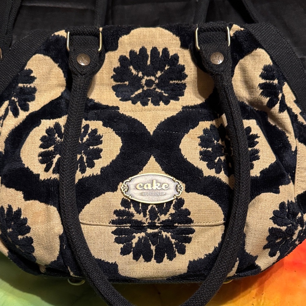 Cake Women's Elegant Black and Tan Shoulder Bag